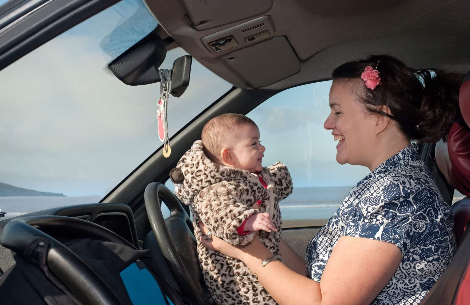 Машина маме с ребенком. Мама с ребенком в машине. Фотография мамы в машине. Мать держит машинки.